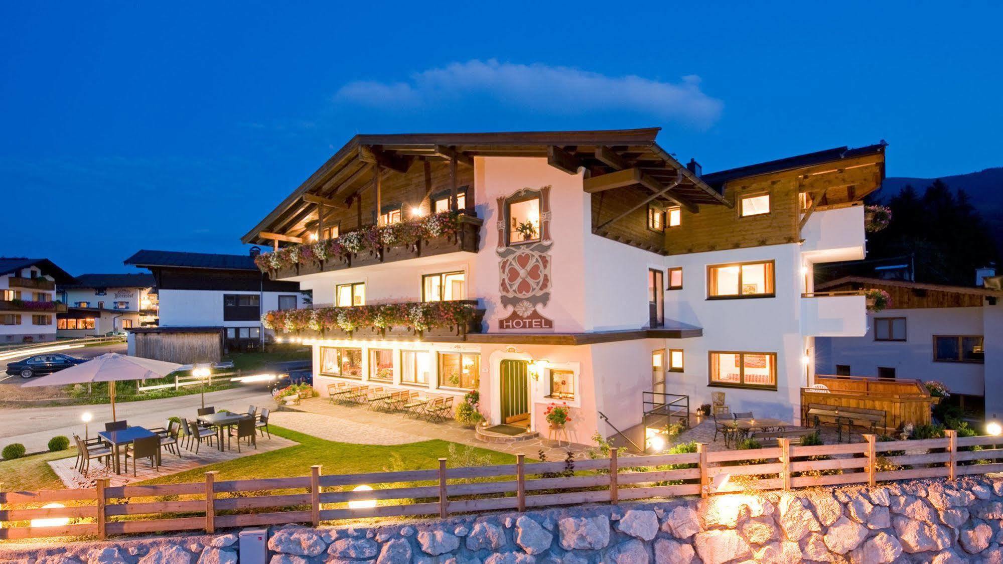Landhotel Foehrenhof 엘마우 외부 사진